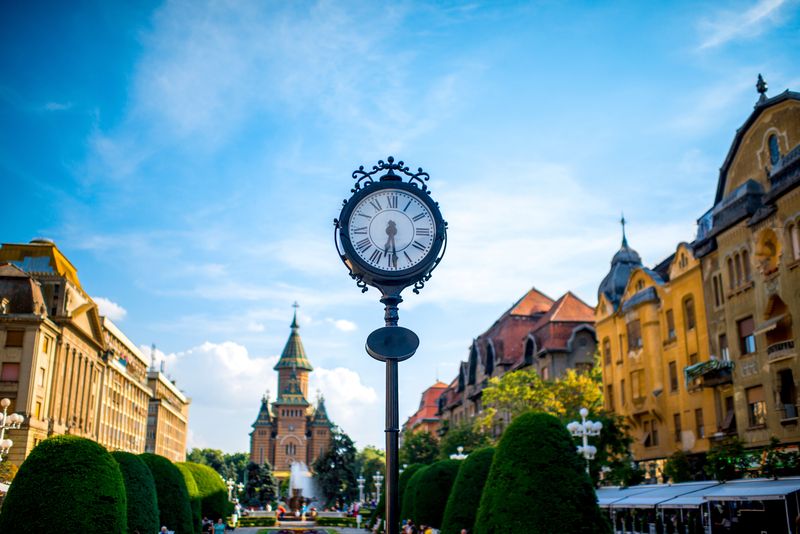 Conduce o agenție prezentă în Timișoara și în București. Primele sale reacții, după ce infecția cu coronavirus a fost declarată pandemie