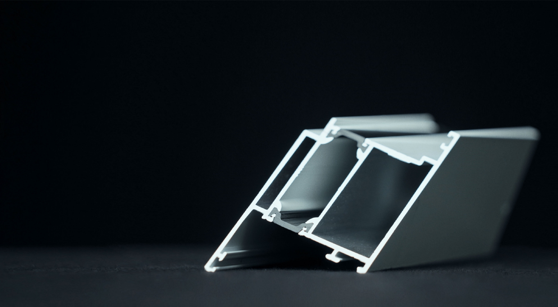 Alukönigstahl: verificarea EPD realizată de IBO confirmă valoarea excepțională de 2,7 kg emisii de CO₂ per kg de profil din aluminiu extrudat