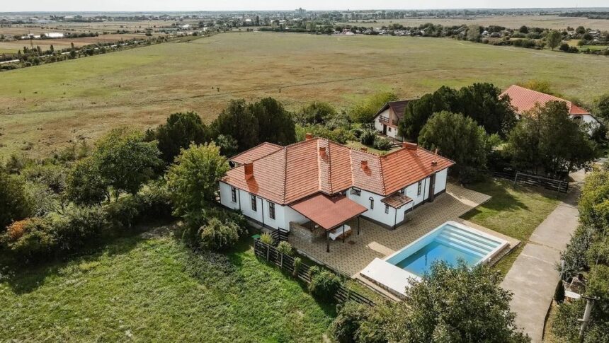 Piscină, domeniu de 2 hectare și istorie: Cum arată și cât costă conacul boieresc de lângă București scos acum la vânzare
