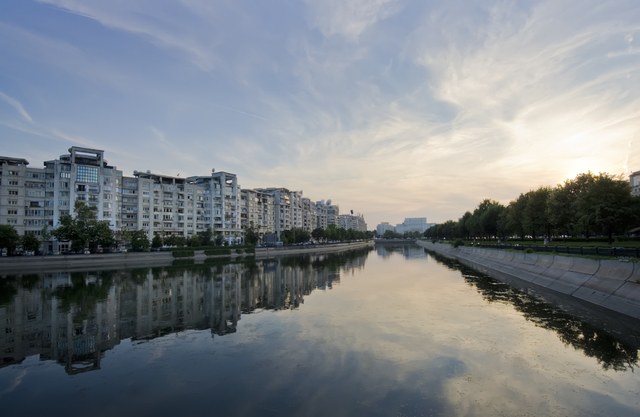 Prețurile locuințelor ating un nou maxim, dar creșterea este afectată de inflație