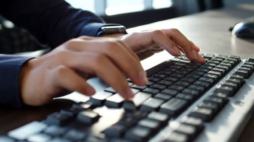 CCR: Operatorii economici investigati judiciar pot participa la atribuirea contractelor de concesiune