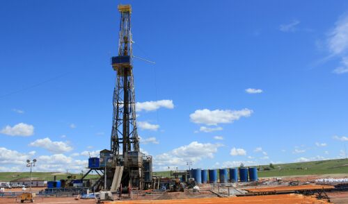 Petrol trece de 114 dolari, in timp ce piata se pregateste pentru perturbari prelungite