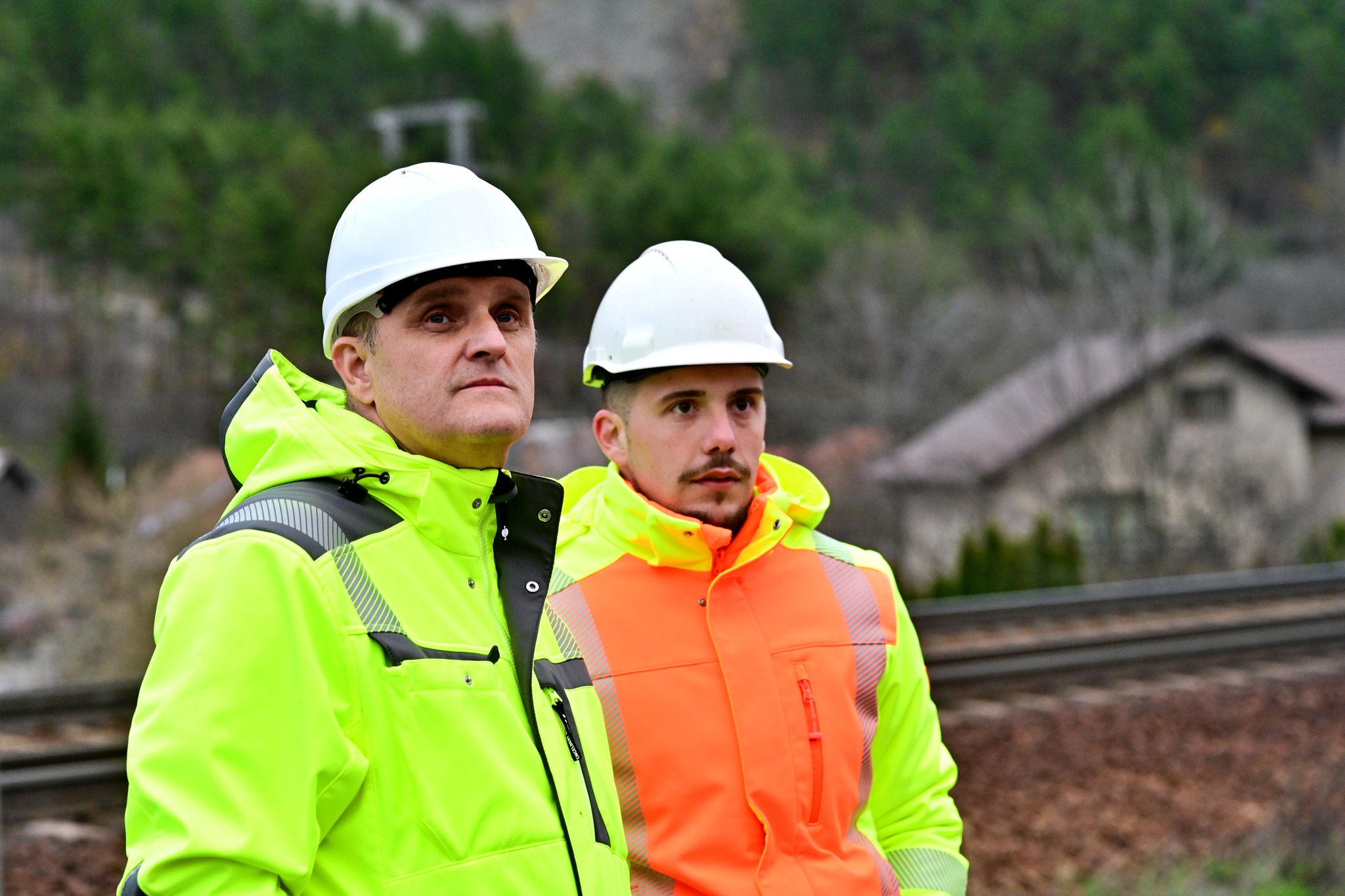 Centura ocolitoare Comarnic: Constructorul Frasinul monteaza grinzile metalice ale viaductului peste raul Prahova